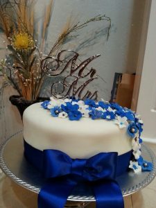 Ideas para combinar pasteles blue en mesas temáticas
